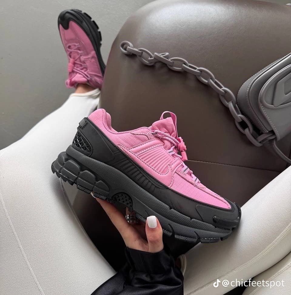 Nike Zoom Vomero 5 Sneakers – Everyday Comfort Meets Bold Street Style