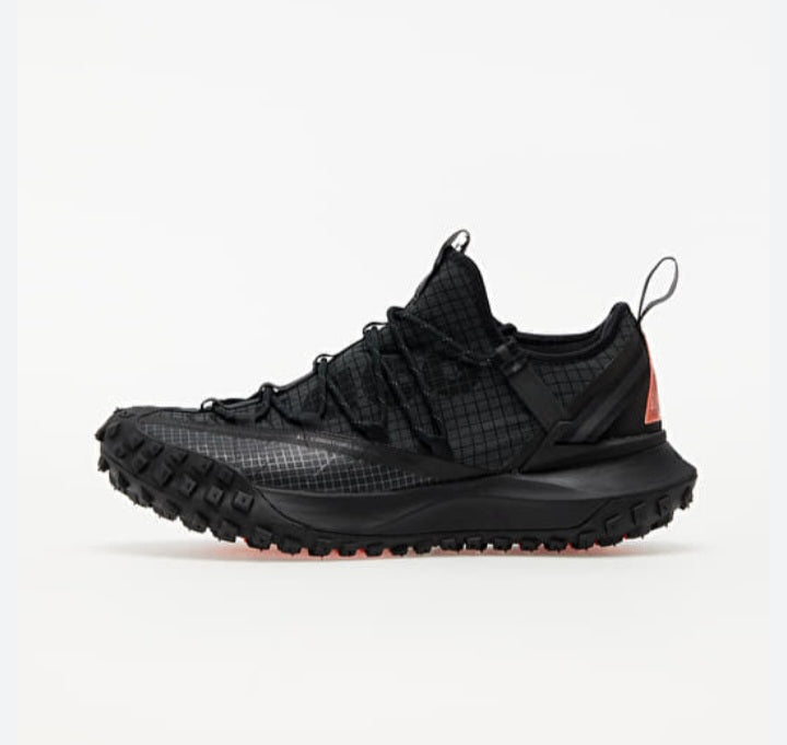 Nike ACG Mountain Fly Low - Built for Adventure, Ready for Any Terrain