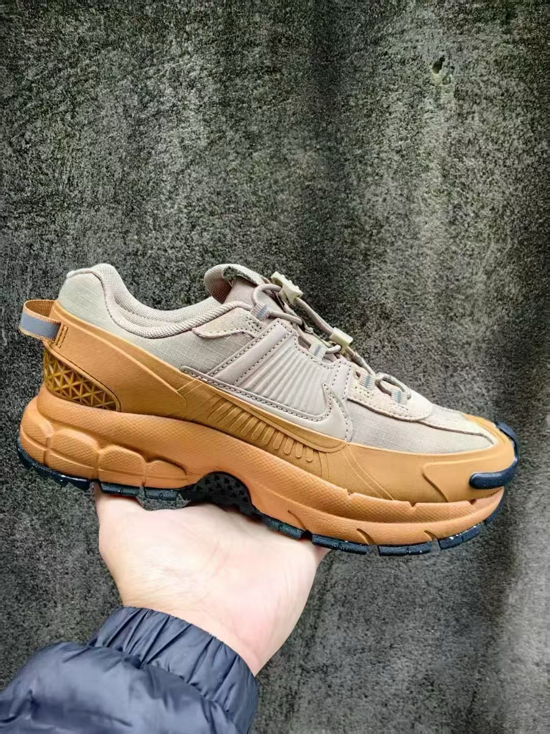 Nike Zoom Vomero 5 Sneakers – Everyday Comfort Meets Bold Street Style